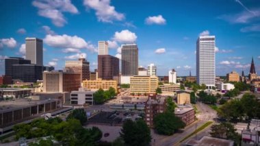 Tulsa, Oklahoma, ABD şehir merkezi öğleden sonra gökyüzü.