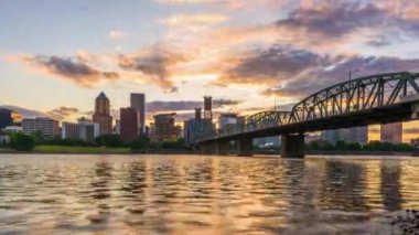 Portland, Oregon, ABD alacakaranlıkta Willamette Nehri üzerinde gökyüzü.