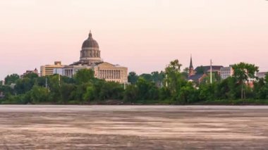 Jefferson City, Missouri, Amerika Birleşik Devletleri manzarası zaman atlamalı Missouri Nehri üzerinde.