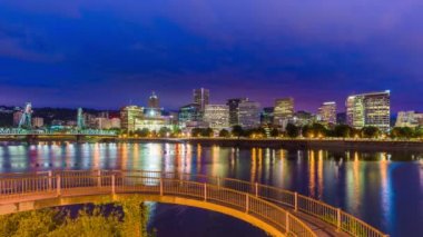 Portland, Oregon, ABD alacakaranlıkta Willamette Nehri üzerinde gökyüzü.