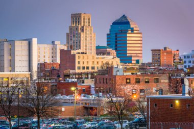 Alacakaranlıkta Durham, North Carolina, ABD şehir manzarası.