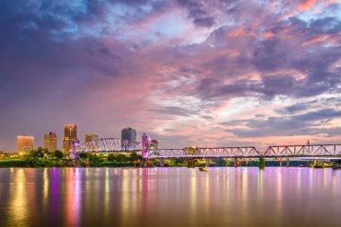 Little Rock, Arkansas, ABD skyline alacakaranlıkta Arkansas Nehri üzerinde.