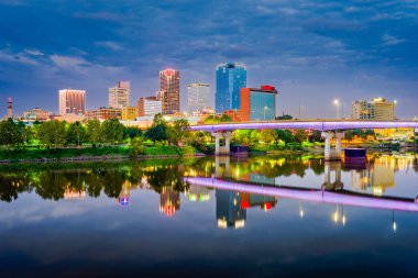 Little Rock, Arkansas, ABD skyline alacakaranlıkta Arkansas Nehri üzerinde. 