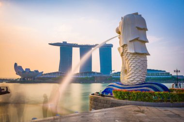 SINGAPORE - 3 Eylül 2015: Merlion heykeli çeşmesi ve Singapur silueti. Tarihi eser, Singapur 'un kişileştirilmesi olarak kabul edilir.. 