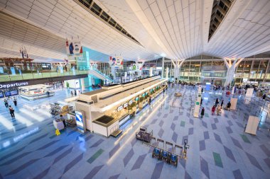 Tokyo, Japonya - 1 Eylül 2015: Haneda Havaalanı yolcu girin. Haneda daha Tokyo bölgesi hizmet iki birincil Havaalanı biridir.