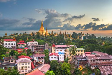 Yangon, Myanmar manzarası ile Shwedagon Pagoda alacakaranlıkta.