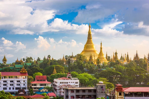 缅甸仰光大金塔构成的天际线 — 图库照片