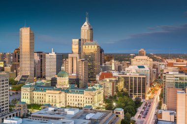 Indianapolis, Indiana, ABD şehir manzarası yukarıdan alacakaranlıkta. 