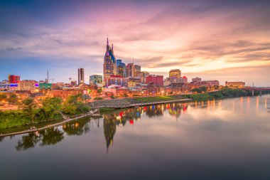 Nashville, Tennessee, ABD Alacakaranlıkta şehir manzarası. 