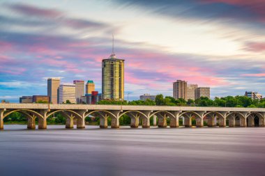 Alacakaranlıkta Arkansas Nehri üzerinde Tulsa, Oklahoma, ABD şehir manzarası. 