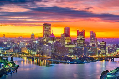 Pittsburgh, Pennsylvania, ABD şehir manzarası üç nehirler üzerinde şafak.