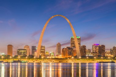 St. Louis, Missouri, ABD şehir cityscape alacakaranlık Missippi nehir üzerinde.