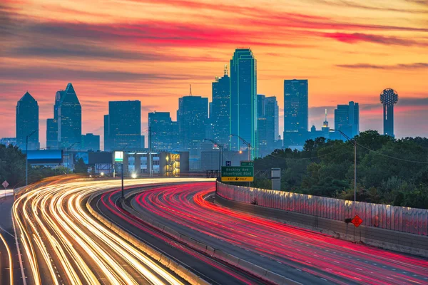Dallas Texas Usa Skyline Céntrico Autopista Amanecer —  Fotos de Stock