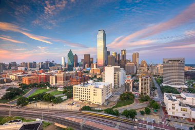 Dallas, Texas, ABD skyline Dealey Plaza üzerinde.