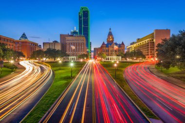 Alacakaranlıkta Dealey Plaza üzerinden Dallas, Texas, ABD skyline.