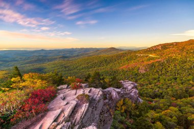 Şafakta Linn Cove viyadük ve dedesi dağ Blue Ridge Mountains manzara.