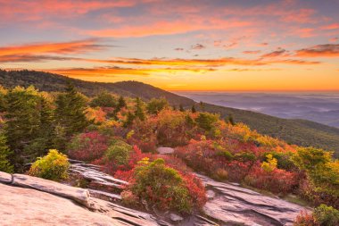 Büyükbaba Dağı, Kuzey Carolina, ABD sonbahar şafak kaba Ridge Blue Ridge Mountains içinde. 