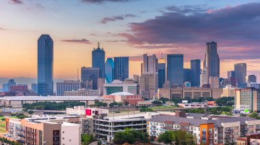 Dallas, Texas, ABD skyline Dealey Plaza üzerinde.