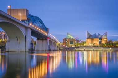 Chattanooga, Tennessee, ABD şehir merkezi alacakaranlıkta Tennessee Nehri üzerinde ufuk çizgisi