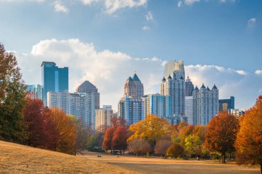 Atlanta, Georgia, ABD. Sonbaharda öğleden sonra Piedmont Park 'tan gökyüzü..