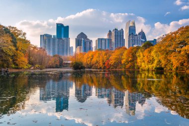 Sonbaharda Atlanta, Georgia, ABD Piedmont Park manzarası göl meer üzerinde.