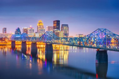 Louisville, Kentucky, ABD şehir merkezi Ohio Nehri üzerinde alacakaranlıkta ufuk çizgisi.