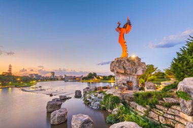 Wichita, Kansas - Augus 31, 2018: Arkansas ve Arkansas Nehri downtown Wichita şafakta yakınındaki Plains bekçisi, izdiham. 