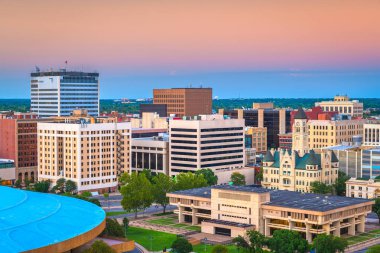 Wichita, Kansas, ABD şehir manzarası alacakaranlıkta. 