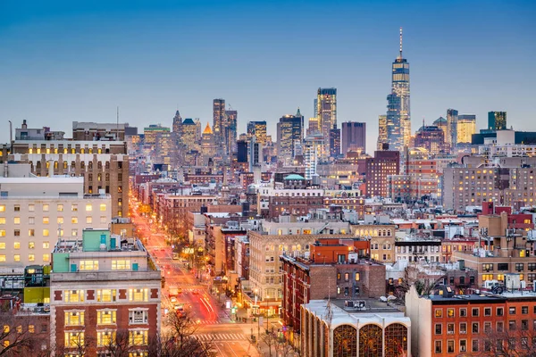 マンハッタンのダウンタウンに向かって夕暮れ時にニューヨーク ニューヨーク 米国の都市景観 — ストック写真
