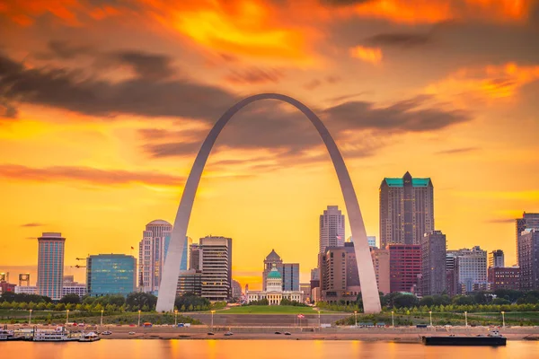 St. Louis, Missouri, ABD şehir cityscape alacakaranlıkta Mississippi Nehri üzerinde.