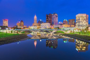 Columbus, Ohio, Amerika Birleşik Devletleri manzarası alacakaranlıkta Nehri üzerinde.