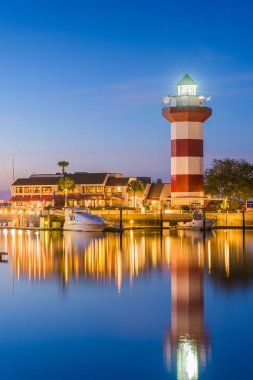 Hilton Head, Güney Carolina, ABD deniz feneri alacakaranlıkta. 