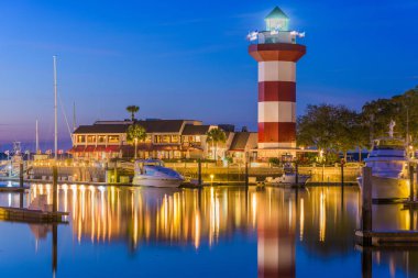 Hilton Head, Güney Carolina, ABD deniz feneri alacakaranlıkta. 