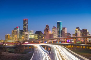 Houston, Teksas, ABD şehir merkezi alacakaranlıkta otoyollar üzerinde ufuk çizgisi. 