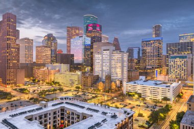 Houston, Teksas, ABD şehir merkezi parkı ve alacakaranlıkta ufuk çizgisi. 