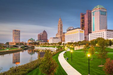 Columbus, Ohio, Amerika Birleşik Devletleri manzarası alacakaranlıkta Nehri üzerinde.