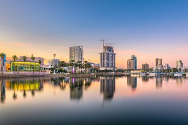 St. Petersburg, Florida, ABD şehir merkezi körfezdeki alacakaranlıkta gökyüzü. 
