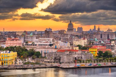 Havana, Küba'da sadece güneş battıktan sonra su şehir manzarası. 
