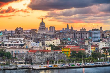 Havana, Küba'da sadece güneş battıktan sonra su şehir manzarası. 