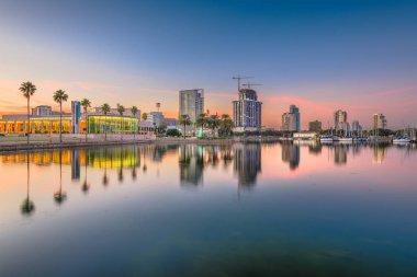 St. Petersburg, Florida, ABD şehir merkezi körfezdeki alacakaranlıkta gökyüzü. 