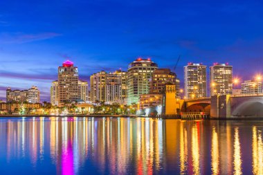 West Palm Beach, Florida, ABD skyline Intracoastal Waterw üzerinde