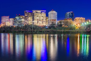 Rosslyn, Arlington, Virginia, ABD skyline Potomac nehri üzerinde.