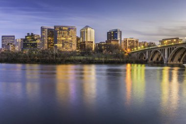 Rosslyn, Arlington, Virginia, ABD skyline Potomac nehri üzerinde.