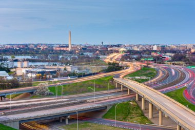 Washington, DC manzarası ile Karayolları ve anıtlar. 