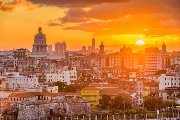 哈瓦那 古巴市中心的天际线与首都在日落 — 图库照片