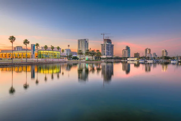 San Petersburgo Florida Usa Skyline Céntrico Ciudad Crepúsculo Bahía —  Fotos de Stock