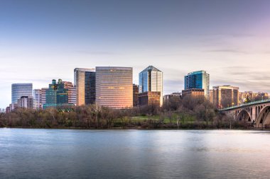 Rosslyn, Arlington, Virginia, ABD skyline Potomac nehri üzerinde.