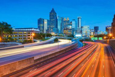 Atlanta, Georgia, ABD şehir manzarası ve otoyol alacakaranlıkta.