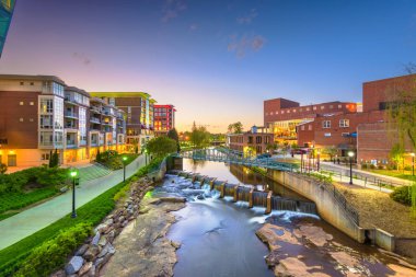 Greenville, Güney Carolina, ABD şehir cityscape alacakaranlıkta Reedy Nehri üzerinde.