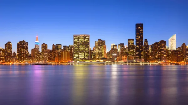 中城曼哈顿天际线横跨在纽约市东河 — 图库照片